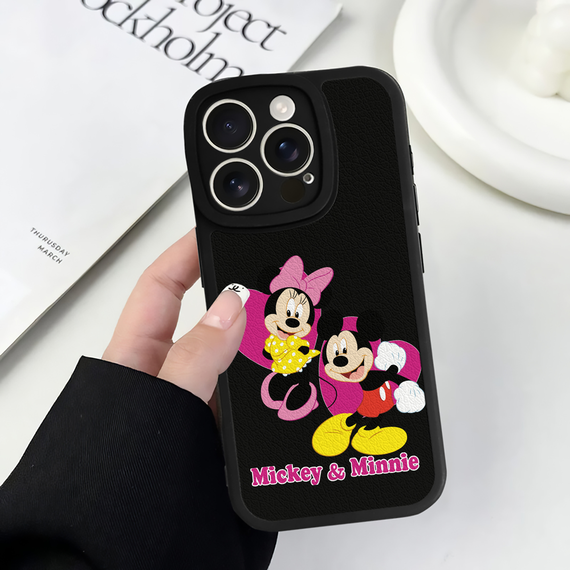 （画像用） ミッキーマウス Mickey Mouse 【iPhone 16シリーズ対応】シリコンスマホケース（レザー調） 材質：シリコン